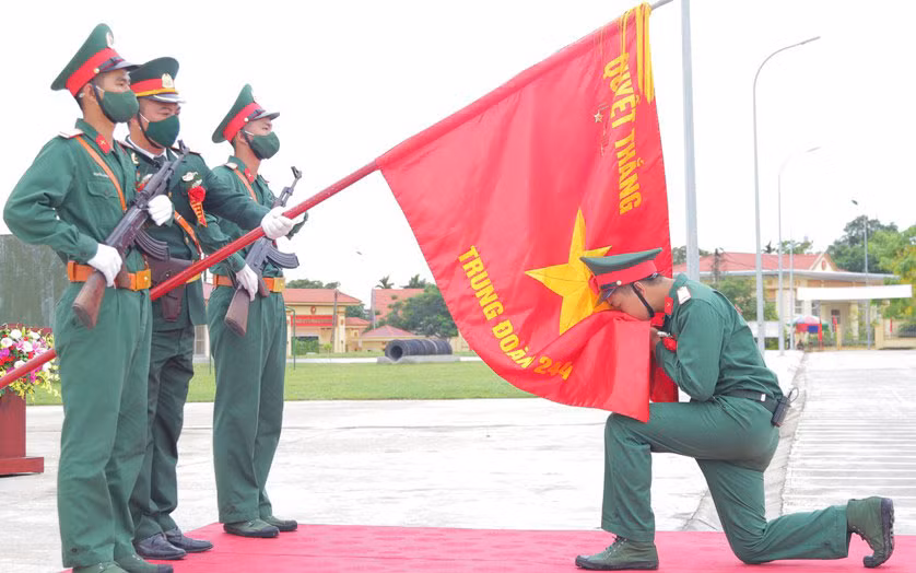 Chiến sĩ trẻ tuyên thệ dưới quân kỳ của Quân đội nhân dân Việt Nam.