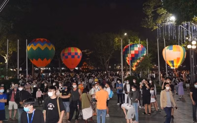 Giới trẻ trải nghiệm khinh khí cầu trong không gian phố đi bộ tối 25/3.