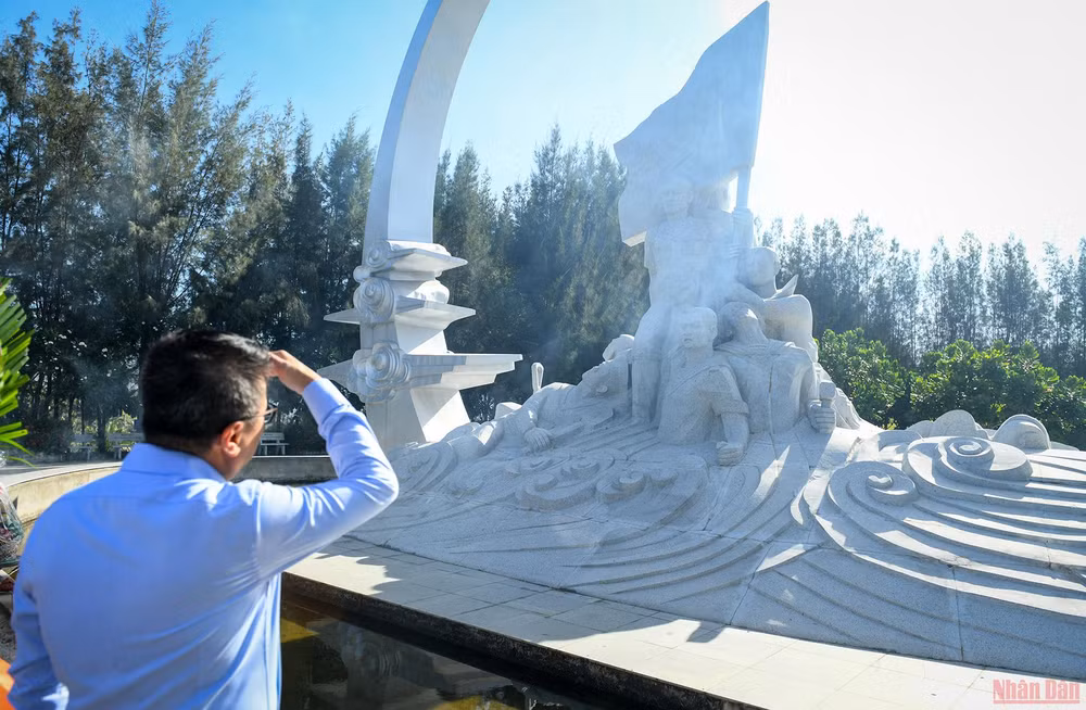 Đoàn báo Nhân Dân dâng hương, dâng hoa tưởng niệm các chiến sĩ Gạc Ma hy sinh tại vùng biển Trường Sa. -0