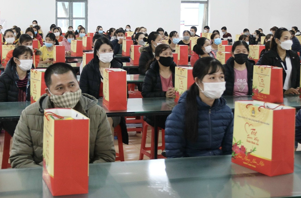 Những món quà Tết đến với người lao động là sự động viên, quan tâm của các cấp công đoàn tỉnh Thái Bình. Trao hơn 20 nghìn suất quà Tết cho người lao động Thái Bình -0