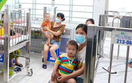 Số trẻ mắc tay chân miệng nhập viện tăng cao gần đây. Ba dấu hiệu sớm cảnh báo bệnh tay chân miệng diễn biến nặng -0