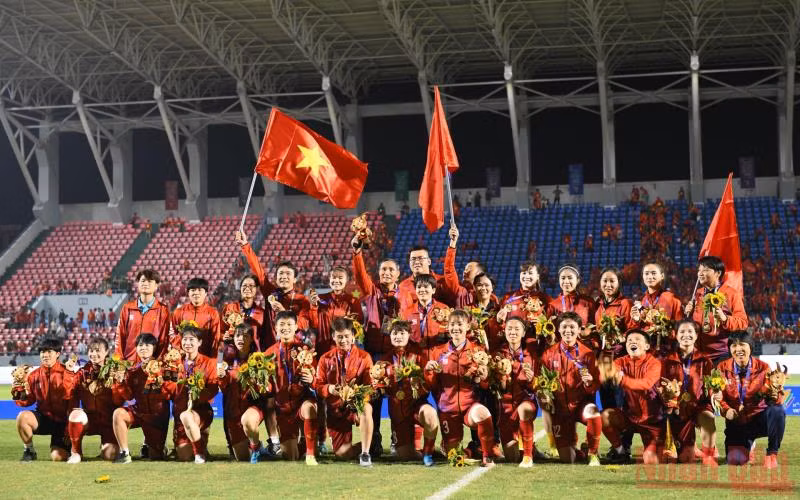 Thầy trò huấn luyện viên Mai Đức Chung nhận Huy chương Vàng SEA Games 31 sau chiến thắng đội tuyển Thái Lan. (Ảnh: THÀNH ĐẠT) 