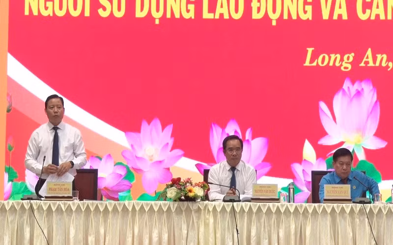 Lãnh đạo Tỉnh ủy Long An trực tiếp đối thoại với công nhân, đại diện người sử dụng lao động và cán bộ công đoàn năm 2022. 