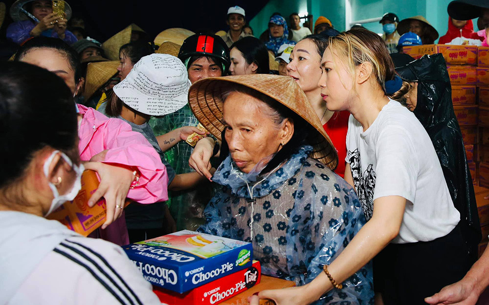Ca sĩ Mỹ Tâm đi cứu trợ người dân vùng lũ. Văn hóa năm 2020: Trầm lắng và bùng nổ -0
