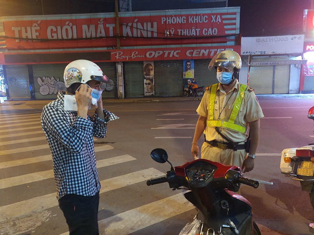 Từ 1-6, Cảnh sát Giao thông sẽ xử phạt các trường hợp người dân không đeo khẩu trang khi ra đường. Ảnh: Cảnh sát giao thông nhắc nhở một người dân không mang khẩu trang, sau đó, các chiến sĩ đã phát cho người dân một khẩu trang để bảm đảm phòng dịch. Người dân TP Hồ Chí Minh trong thời gian giãn cách do dịch Covid-19 -0