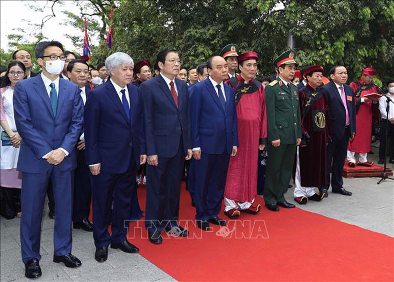 Chủ tịch nước Nguyễn Xuân Phúc cùng Lãnh đạo Đảng, Nhà nước dâng hương tưởng niệm các Vua Hùng tại Khu Di tích lịch sử Quốc gia đặc biệt Đền Hùng (tỉnh Phú Thọ). (Ảnh: Thống Nhất/TTXVN) Chủ tịch nước dâng hương tưởng nhớ các Vua Hùng -0