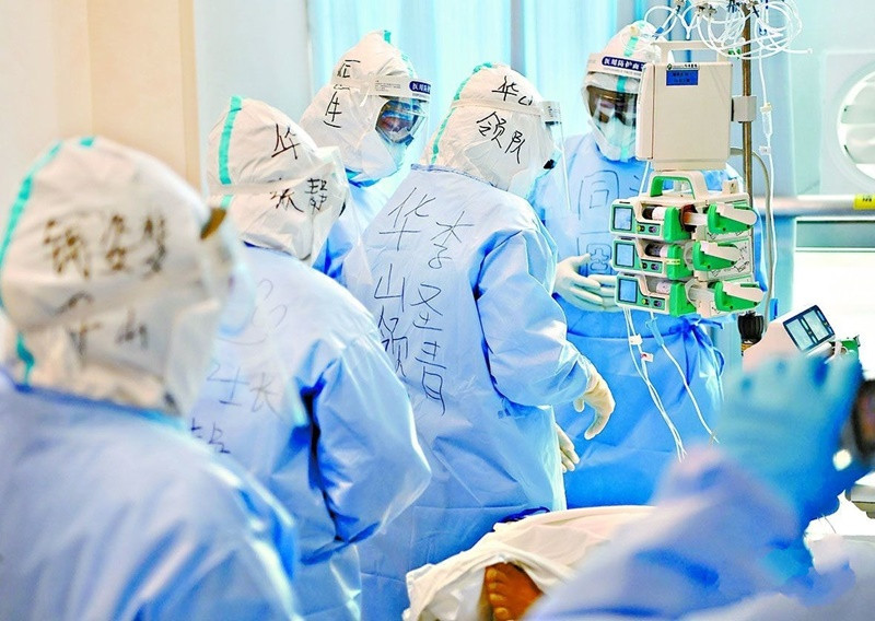 Các bác sĩ chi viện viết tên và đơn vị của mình sau lưng áo. Vũ Hán đón mùa xuân mới -0