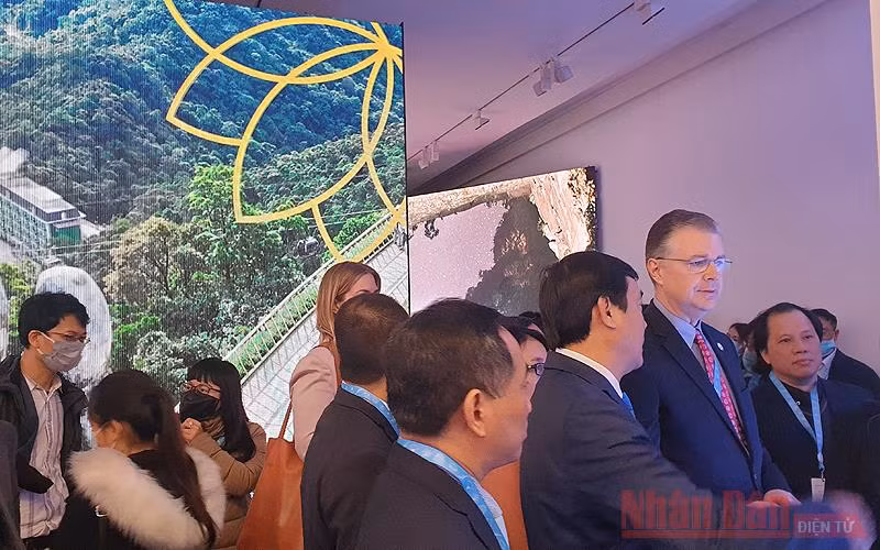 Tổng cục trưởng Nguyễn Trùng Khánh và Đại sứ Hoa Kỳ tại Việt Nam Daniel J. Kritenbrink tham quan triển lãm (Ảnh: T.LINH) 