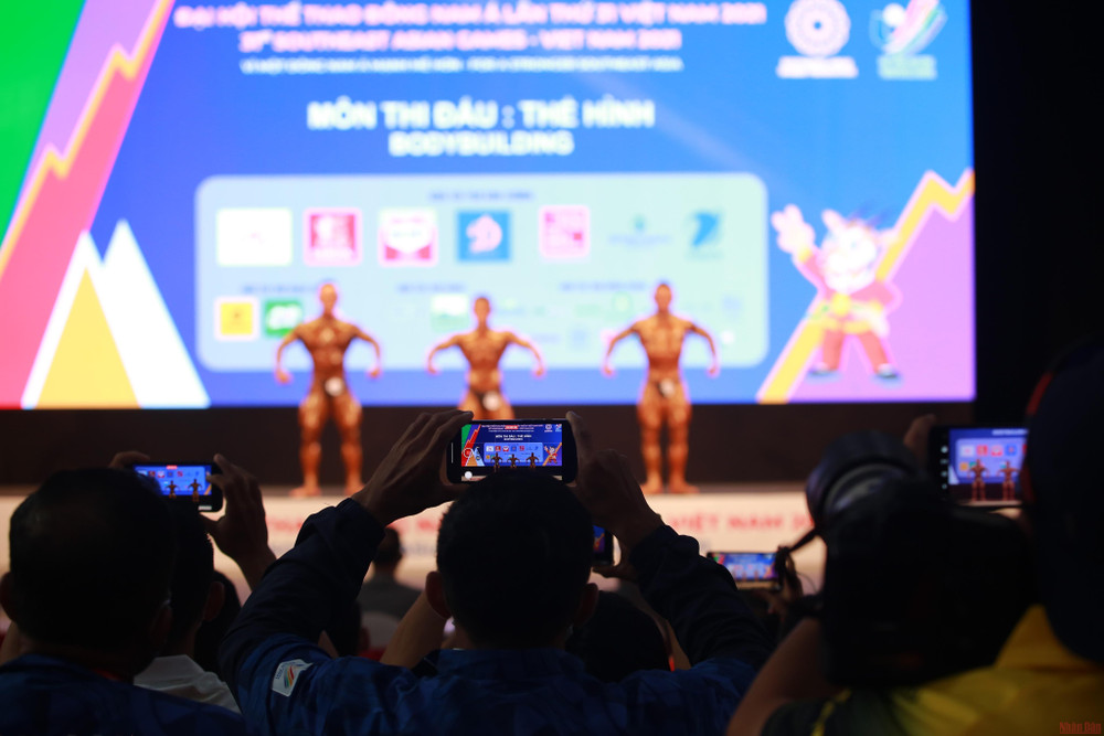 Khán giả phấn khích với màn biểu diễn của Bộ môn Thể hình. Đằng sau tấm Huy chương vàng thể hình của Đặng Thanh Tùng -0