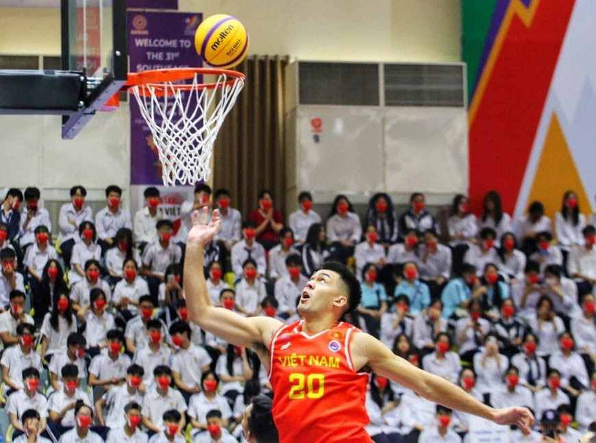 Tình huống lên rổ của Chris Dierker. (Ảnh: TTXVN) SEA Games ngày 13/5: Kickboxing gặt hái Huy chương Vàng -0