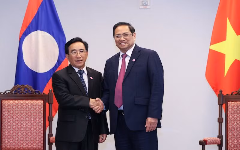 Thủ tướng Chính phủ Phạm Minh Chính đã có cuộc gặp với Thủ tướng Lào Phankham Viphavanh, chiều 13/5, tại Washington D.C. (Ảnh: Chinhphu.vn)