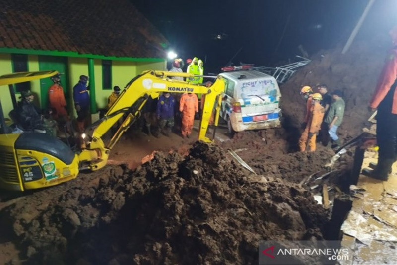 Tổng số nạn nhân có thể chưa dừng lại do vẫn còn người bị vùi lấp. (Ảnh: Antara) Vụ rơi máy bay tại Indonesia: Chuyển hai túi chứa các phần thi thể tới bệnh viện -0