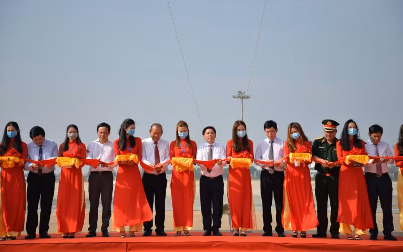 Đồng chí Trương Hòa Bình và lãnh đạo các bộ, ngành, địa phương cắt băng khánh thành.