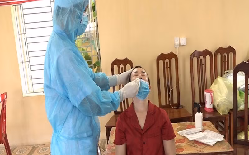 Lấy mẫu xét nghiệm Covid-19 cho học sinh và giáo viên tại Vĩnh Bảo.