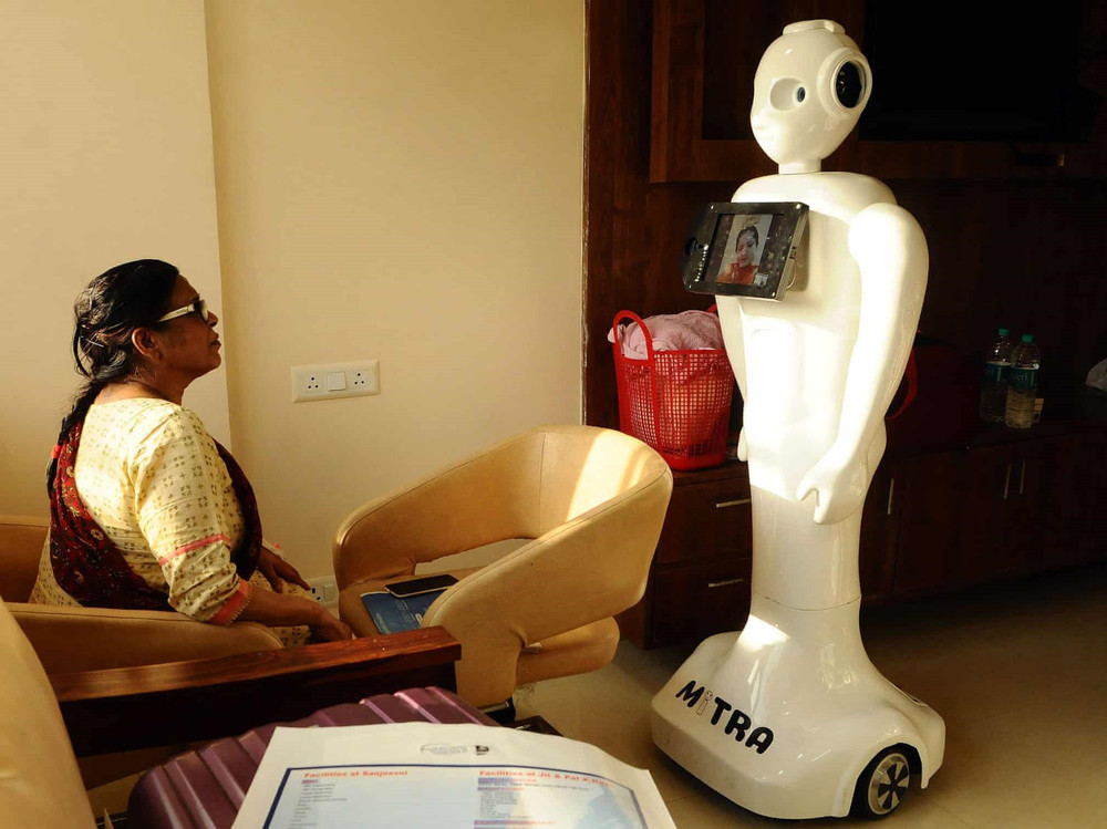 Người bệnh Covid-19 được chuyên gia dinh dưỡng tư vấn thông qua robot tại Bệnh viện Yatahartha, bang Uttar Pradesh, Ấn Độ. (Ảnh: Anadolu/Getty Images) 6.jpg -2