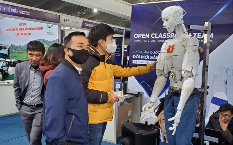 Gian hàng trưng bày sản phẩm công nghệ.