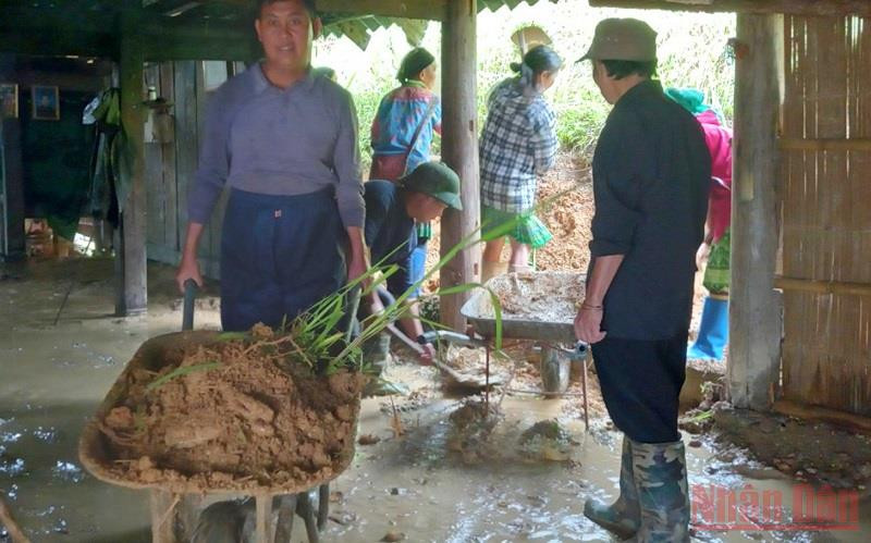 Người dân xã Cao Bồ, huyện Vị Xuyên hỗ trợ các gia đình bị sạt lở đất vào nhà khắc phục hậu quả. Hà Giang có 42 nhà bị đất đá sạt lở do mưa lớn kéo dài -0