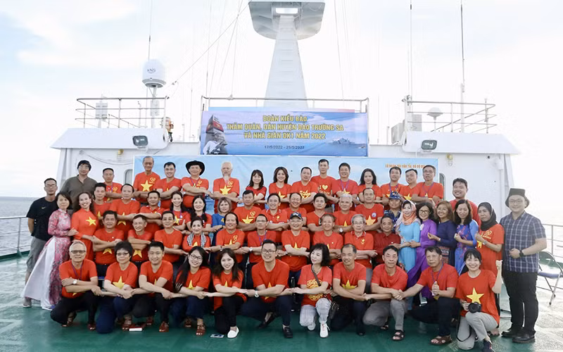 Đoàn kiều bào thăm huyện đảo Trường Sa. (Ảnh ỦY BAN NHÀ NƯỚC VỀ NGƯỜI VIỆT NAM Ở NƯỚC NGOÀI)