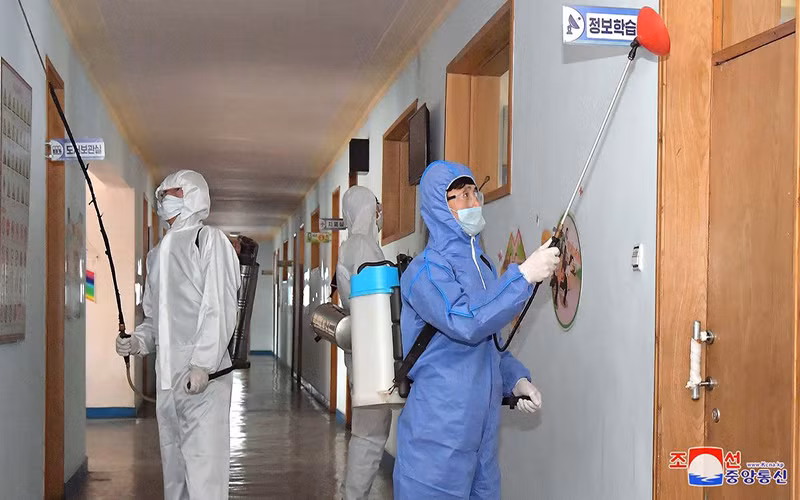 Tình nguyện viên tham gia phun khử trùng trong chiến dịch chống virus tại thủ đô Bình Nhưỡng. (Ảnh do KCNA công bố ngày 4/3/2020)