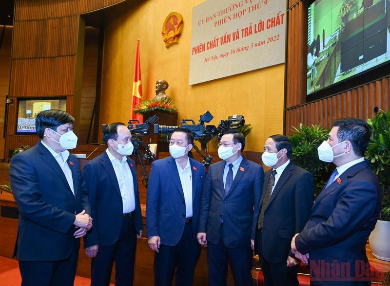 Chủ tịch Quốc hội Vương Đình Huệ với các đại biểu tại phiên chất vấn và trả lời chất vấn. (Ảnh: DUY LINH) Bộ trưởng Công thương cam kết xử lý nghiêm doanh nghiệp xăng dầu vi phạm, không bao che -0