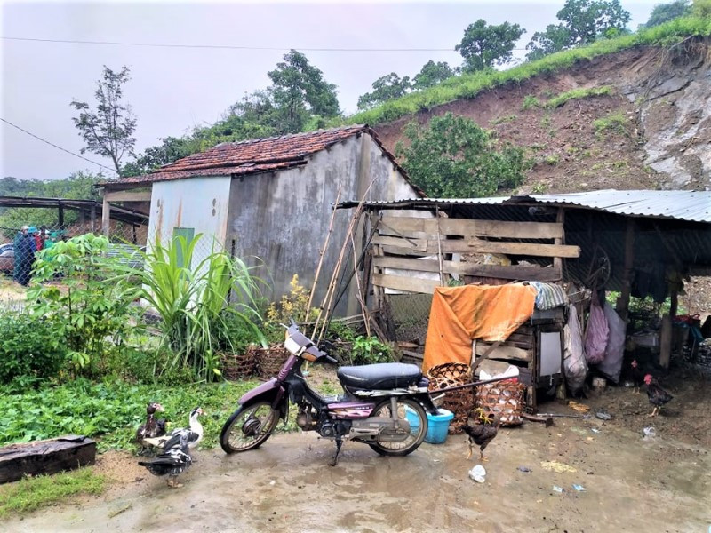 Nhà dân bị đe dọa do ở ngay dưới khu vực sạt lở núi thuộc xã Hòa Lễ, huyện Krông Bông. Mưa lớn gây sạt lở núi vùi lấp, làm sập nhiều nhà dân ở Đắk Lắk -0