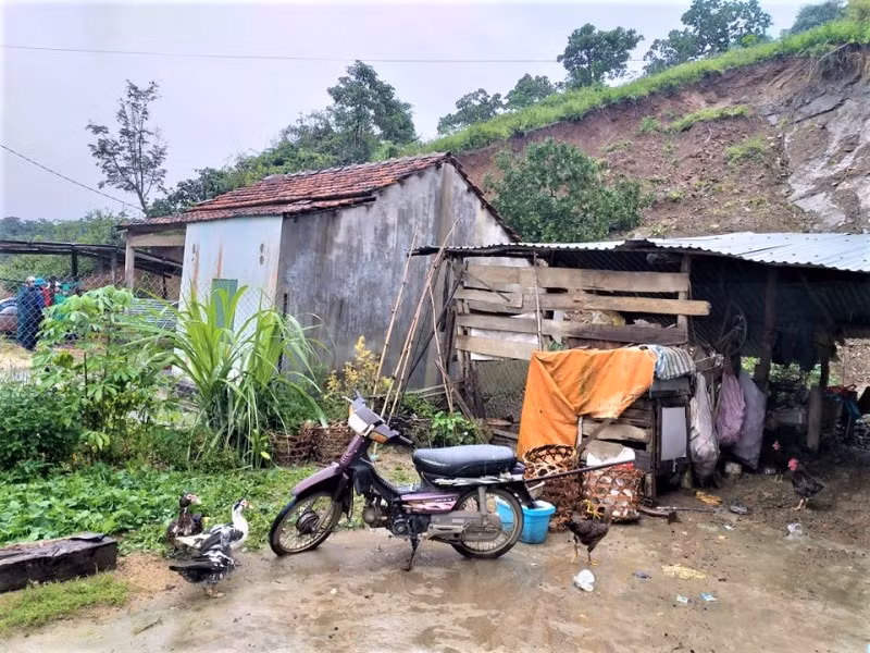 Mưa lớn gây sạt lở núi vùi lấp, làm sập nhiều nhà dân ở Đắk Lắk -0