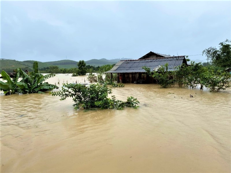 Nhà dân ở khu vực lòng hồ thủy điện Krông Pách thượng nằm trên địa bàn M’Đrắk bị ngập lụt. Mưa lớn gây sạt lở núi vùi lấp, làm sập nhiều nhà dân ở Đắk Lắk -0