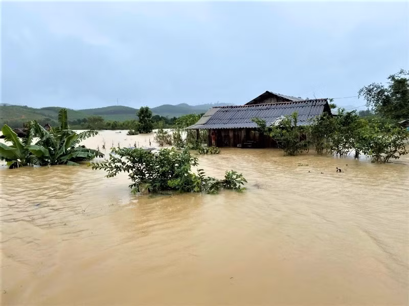 Mưa lớn gây sạt lở núi vùi lấp, làm sập nhiều nhà dân ở Đắk Lắk -0