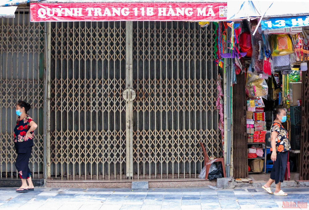 “Mọi người đều ở nhà, hạn chế ra đường nên việc buôn bán tạm dừng hẳn. Sáng nay có một số người quen có gọi điện để qua lấy ít đồ vàng mã chứ tôi cũng không mở ra bán cho người lạ”, chị Hằng (45 Hàng Mã, Hà Nội) nói. 8hangma_ram_thang_7-1629612241753.jpeg