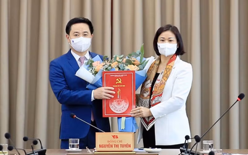 Điều động đồng chí Trần Anh Tuấn giữ chức vụ Bí thư Thị ủy Sơn Tây nhiệm kỳ 2020-2025.