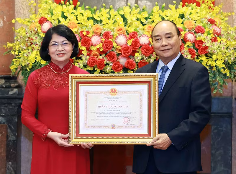 Chủ tịch nước trao Huân chương Độc lập cho nguyên Phó Chủ tịch nước và nguyên Chủ nhiệm Văn phòng Chủ tịch nước -0