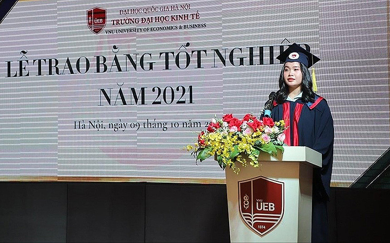 Nữ thủ khoa Cao Thị Quế tại lễ tốt nghiệp đại học. 2_Cao_Thi_Que-1637656438844.jpg