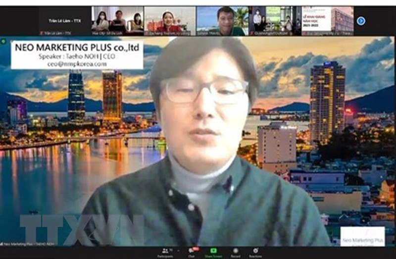 Đại biểu Hàn Quốc phát biểu trực tuyến tại hội thảo. (Ảnh: TTXVN) Miền trung liên kết phát triển du lịch hướng tới khách Hàn Quốc -0