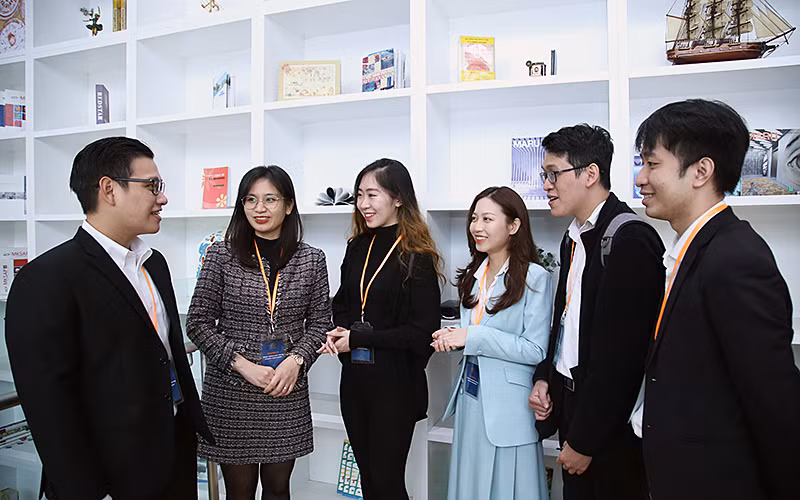 Các đại biểu trao đổi bên lề Diễn đàn Trí thức trẻ Việt Nam toàn cầu lần thứ IV-năm 2020.