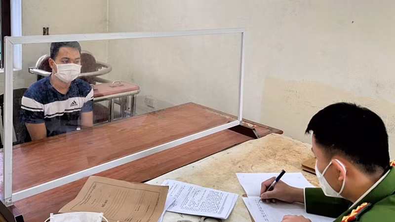 Công an ghi lời khai của đối tượng Đàm Quang Điệp.