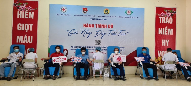 Lãnh đạo các đơn vị cơ quan ở Nghệ An tham gia hiến máu.