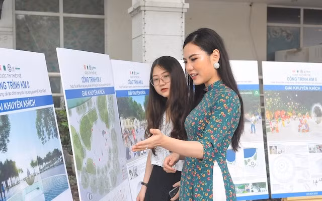 Người dân đến tham quan triển lãm thiết kế cột Km0.