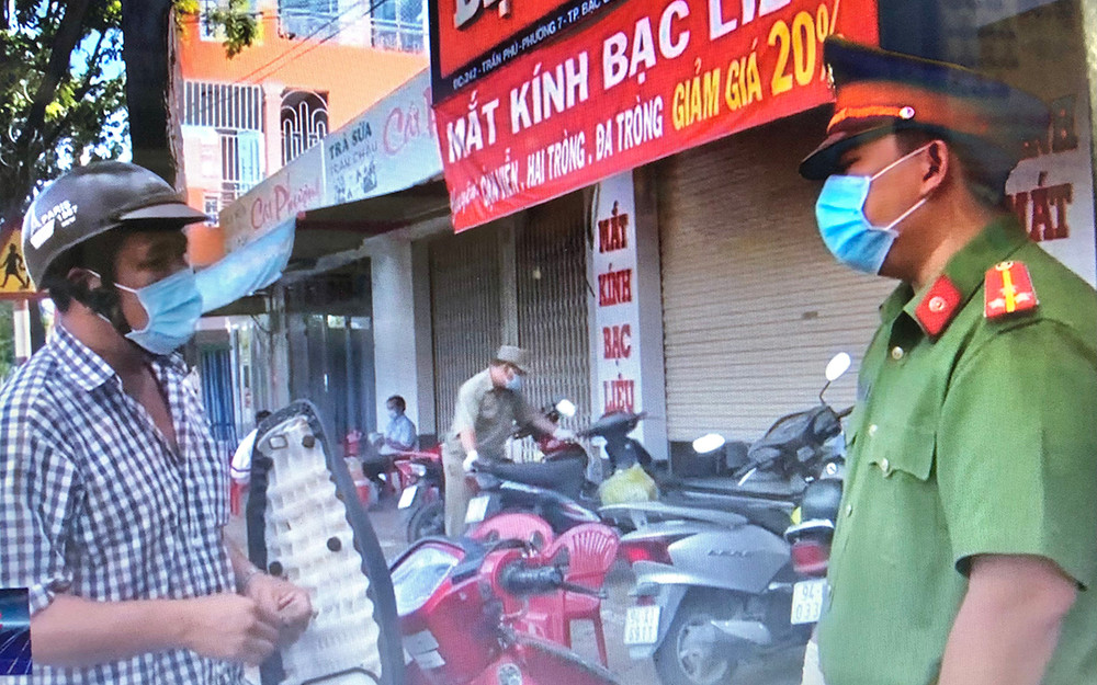 Lực lượng chức năng tỉnh Bạc Liêu những ngày qua rất nỗ lực kiểm tra, kiểm soát phòng, chống dịch. (Ảnh: TRỌNG DUY) Nhiều địa phương kéo dài giãn cách xã hội theo Chỉ thị 16 -0