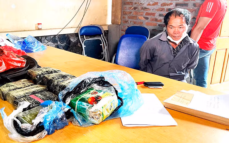 Đối tượng Giàng Seo Chúng bị bắt giữ cùng tang vật.