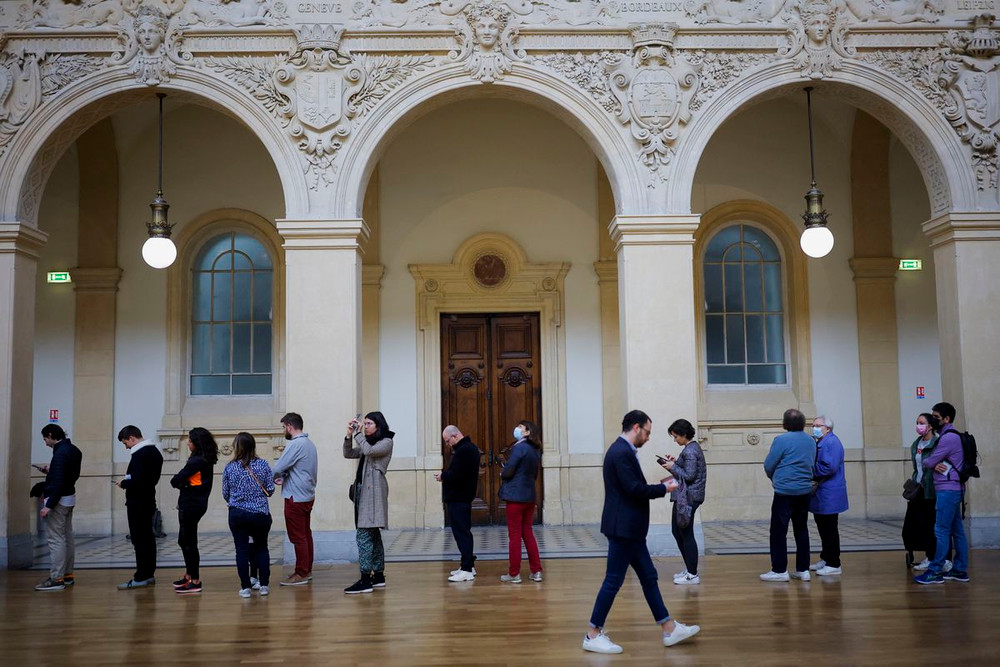 Cử tri xếp hàng tại một điểm bỏ phiếu ở thành phố Lyon, Pháp. (Ảnh: Reuters) Pháp -0