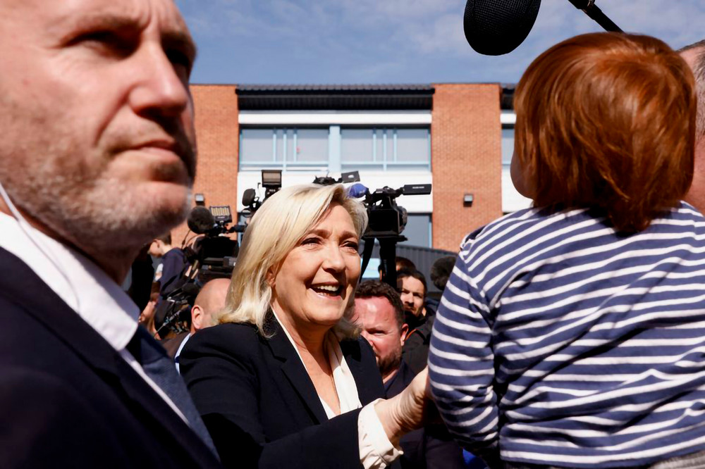 Cùng ngày, bà Marine Le Pen tới bỏ phiếu tại Henin-Beaumont. (Ảnh: Reuters) Pháp -0