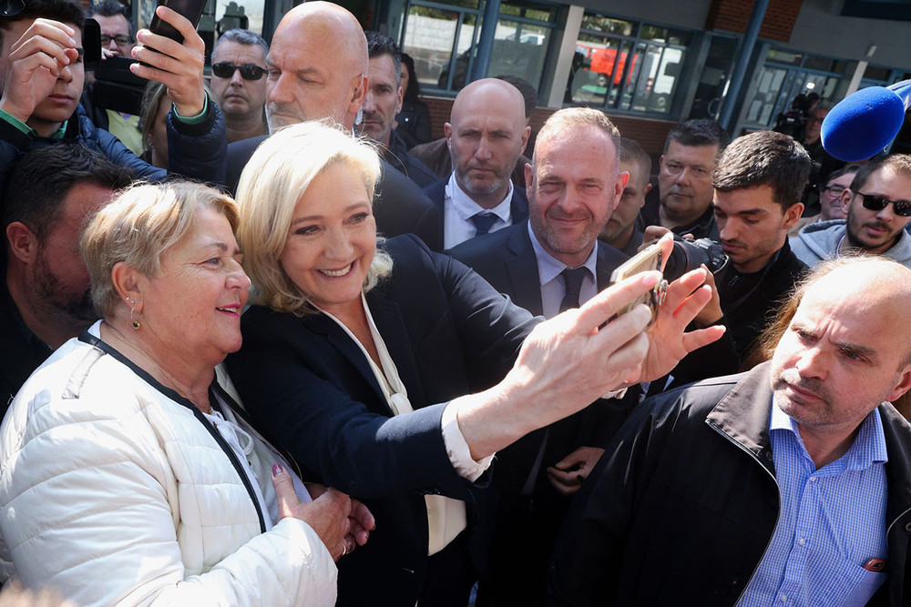 Bà Marine Le Pen chụp ảnh với người ủng hộ trước khi rời điểm bỏ phiếu. (Ảnh: Reuters) Pháp -0
