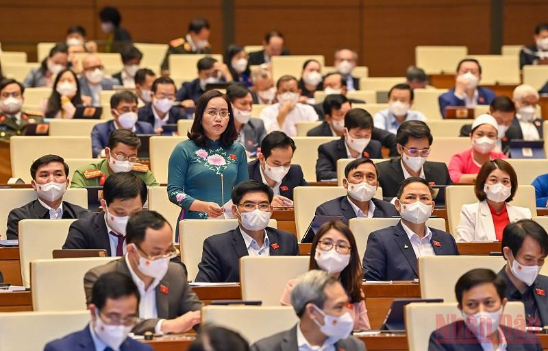 Đại biểu Quốc hội phát biểu trong phiên thảo luận toàn thể tại hội trường ngày 8/11. (Ảnh: LINH NGUYÊN) Bộ trưởng Y tế: Chiến lược vaccine được thực hiện rất hiệu quả -0