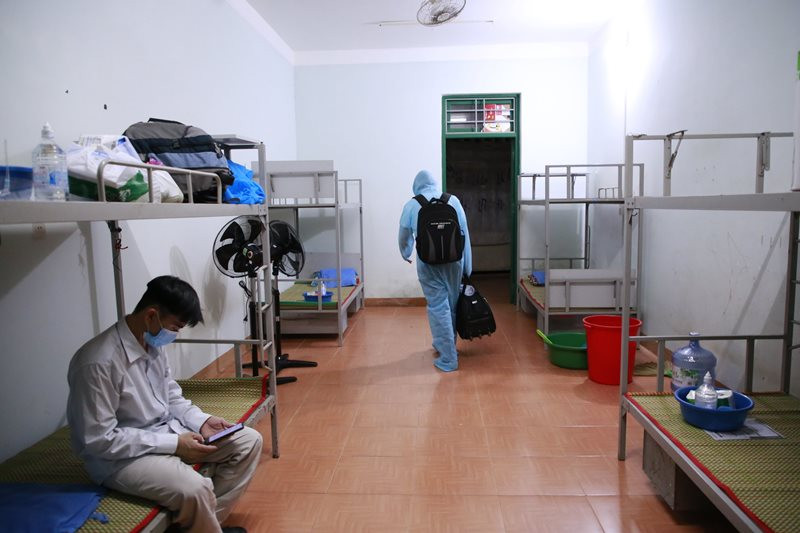 Phòng ở được bố trí đủ tiện nghi và bảo đảm khoảng cách theo quy định. Quảng Nam đón gần 400 người từ tâm dịch về quê -0