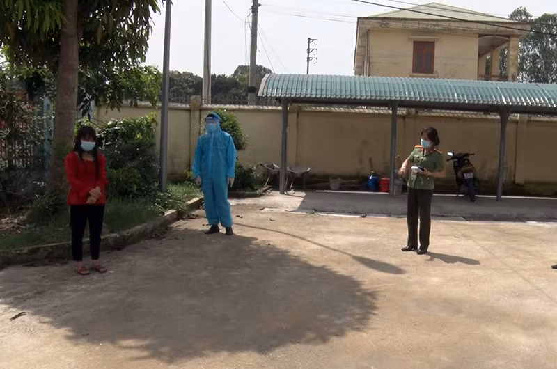 Đối tượng F1 (áo đỏ ) bị Công an tỉnh Hà Nam bắt giữ khi trốn khỏi khu cách ly.
