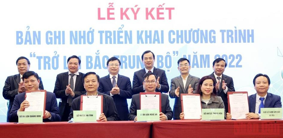 Lễ ký kết triển khai Chương trình “Trở lại Bắc Trung Bộ” giữa CLB Lữ hành UNESCO Hà Nội và Sở Du lịch, Sở Văn hóa - Thể thao và Du lịch, doanh nghiệp du lịch các tỉnh: Thanh Hóa, Nghệ An, Hà Tĩnh, Quảng Bình. (Ảnh: Đình Tuyên)