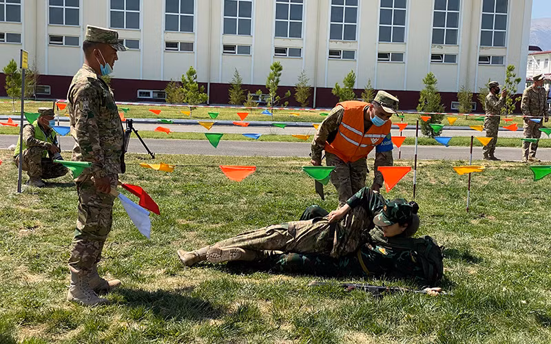 Nhân viên Quân y Việt Nam thực hiện bài thi. Ảnh: BẠCH ĐẰNG