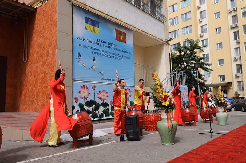 Lễ khai trương Văn phòng Lãnh sự danh dự Việt Nam tại Odessa được tổ chức trọng thể tại Làng Sen của người Việt ở Odessa.