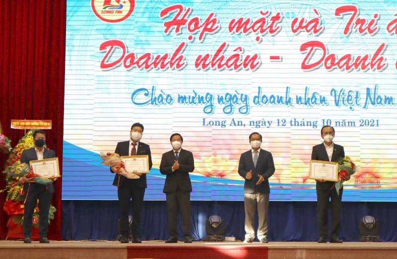 Trao bằng khen đến tập thể Hiệp hội Danh nghiệp Long An, Hội Doanh nhân trẻ Long An và Chi hội Doanh nghiệp Hàn Quốc tại Long An. 