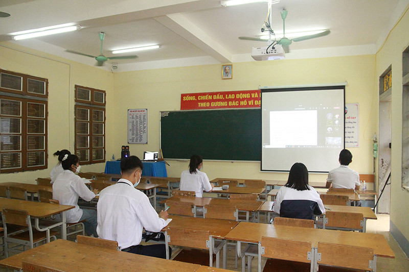 Thực diễn phương án dạy và học trực tuyến cho số học sinh phải ở bán trú tại trường. Sơn La thực diễn tình huống dừng đến trường do dịch -0
